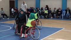 نساء فلسطينيات من ذووي الاحتياجات الخاصة يشاركن في مباراة لكرة السلة على كرسي متحرك ، في مدينة غزة.