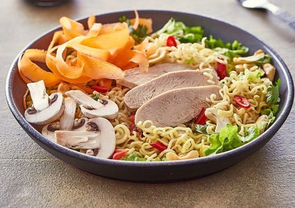 سلطة الدجاج مع النودلز