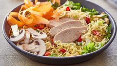 سلطة الدجاج مع النودلز