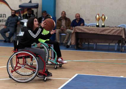 نساء فلسطينيات من ذووي الاحتياجات الخاصة يشاركن في مباراة لكرة السلة على كرسي متحرك ، في مدينة غزة.