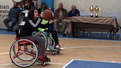 نساء فلسطينيات من ذووي الاحتياجات الخاصة يشاركن في مباراة لكرة السلة على كرسي متحرك ، في مدينة غزة.