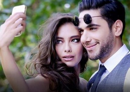 الشائعات تطال النجمة التركية أتاغول وزوجها دوغلو