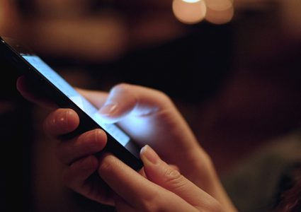 أهم التدابير الوقائية لحماية نفسك من إشعاعات الهاتف الذكي