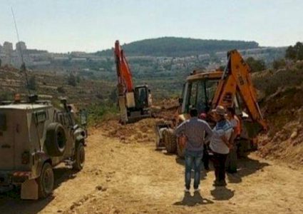 قوات الاحتلال تستولي على مركبة في بلدة السواحرة