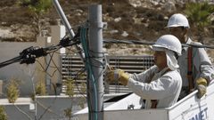 استبدال عدادات الكهرباء التقليدية بعدادات ذكية في منطقة العوجا