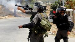 اصابات بالاختناق في بلدة عناتا شرق القدس