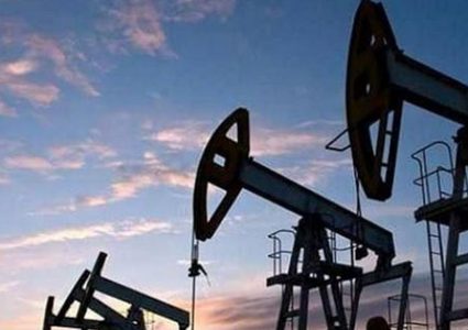 النفط يقفز 3% بدعم من هبوط في المخزونات الأمريكية