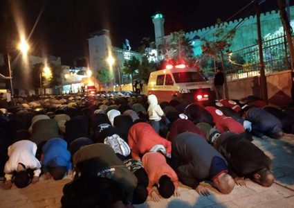 الآلاف يؤدون صلاة الفجر في الحرم الإبراهيمي