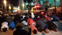 الآلاف يؤدون صلاة الفجر في الحرم الإبراهيمي