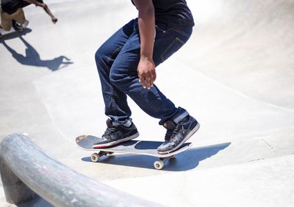 شاب كفيف يقوم بحركات خطيرة على لوح تزلج