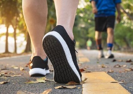 المشي السريع نصف ساعة يوميا يقي من مرض مزمن