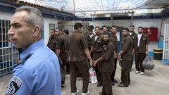 أسرى "عسقلان" يعلقون إضرابهم عن الطعام