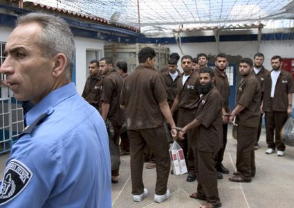 أسرى "عسقلان" يعلقون إضرابهم عن الطعام