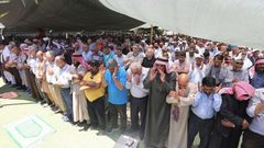 مواطنون يؤدون صلاة الجمعة على أراضيهم المهددة شمال طولكرم