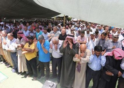 مواطنون يؤدون صلاة الجمعة على أراضيهم المهددة شمال طولكرم