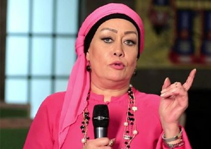 الفنانة المصرية هالة فاخر تخلع الحجاب