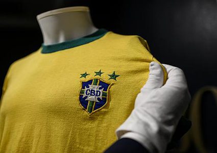 قميص بيليه الشهير.. خمنوا بكم بيع؟