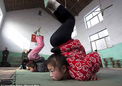 طفلان يؤديان حركات بهلوانية مذهلة