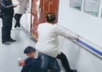 زوج صيني يتحول إلى "كرسي بشري" من أجل زوجته الحامل