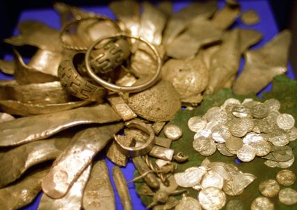 بعد فوزه باليانصيب هندي يعثر على كنز تحت الأرض