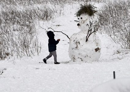 ردة فعل طفل شاهد الثلج لأول مرة