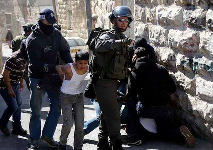 الاحتلال اعتقل 374 فلسطينييا الشهر الماضي