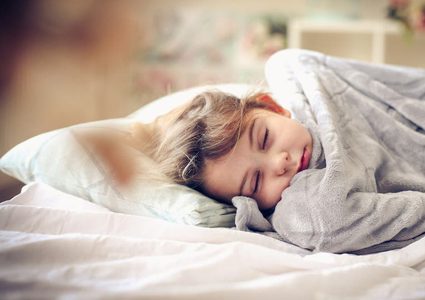 ما هو عدد ساعات النوم التي تحتاجها الفئات العمرية المختلفة ؟