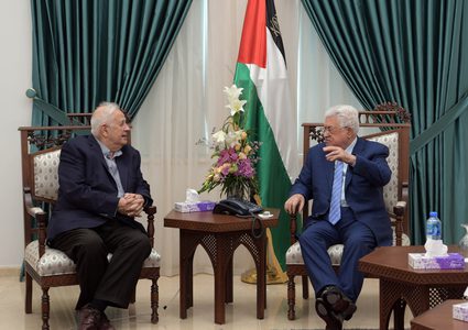 الرئيس محمود عباس يستقبل رئيس لجنة الانتخابات المركزية حنا ناصر