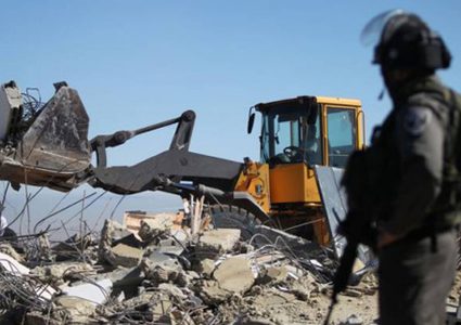 الاحتلال يهدم بركساً ويجرف 6 دونمات في بيت أمر