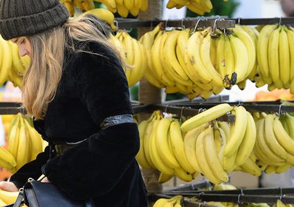 فنان يأكل موزة بـ 120 ألف دولار وسط ذهول الجميع