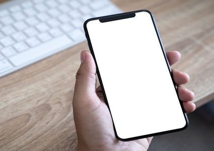 تصميم آيفون الجديد قد يكون بلا منفذ للشحن