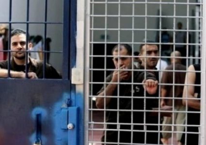 خمسة أسرى يدخلون أعوامًا جديدة في السجون