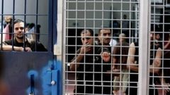 خمسة أسرى يدخلون أعوامًا جديدة في السجون