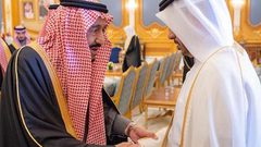 لقاء العاهل السعودي ورئيس وزراء قطر