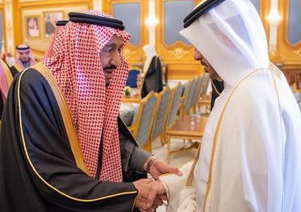 لقاء العاهل السعودي ورئيس وزراء قطر