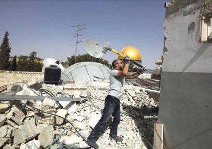 الاحتلال يُجبر مقدسيًا على هدم منزله بيده