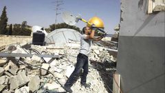الاحتلال يُجبر مقدسيًا على هدم منزله بيده