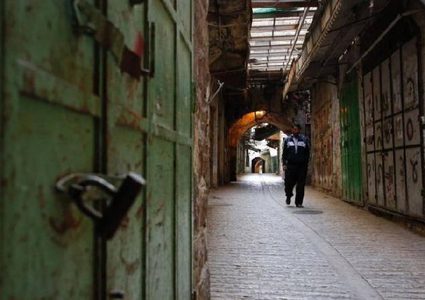 إضراب شامل في الخليل تنديداً بالمشاريع الاستيطانية بحق البلدة