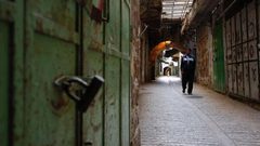 إضراب شامل في الخليل تنديداً بالمشاريع الاستيطانية بحق البلدة