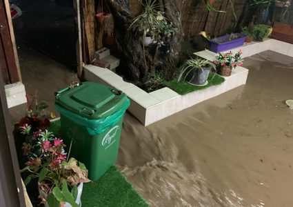 مياه الأمطار والصرف الصحي تتدفق لمنزل مأهول بعرابة