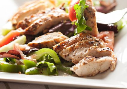 سلطة دجاج بالخضار