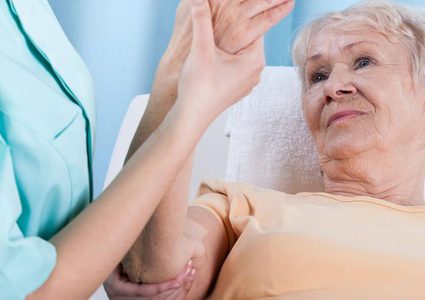 دراسة: التمارين الرياضية اليومية تقوي عظام النساء كبيرات السن