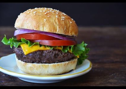 "مؤثرة نباتية" تصدم معجبيها بإعلانها تناول اللحوم لمدة شهر كامل