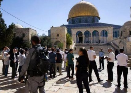 مستوطنون وعناصر من شرطة الاحتلال يقتحمون الأقصى