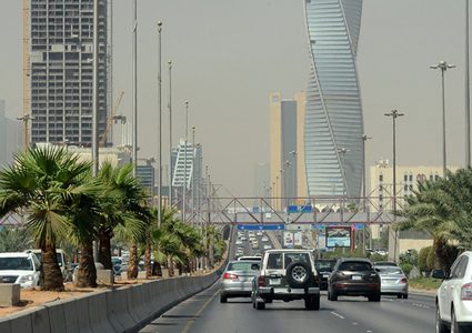 رد فعل صادم لرجل دين رأى فتاة كاشفة وجهها في السعودية