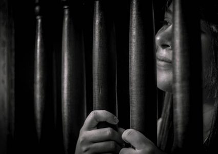 سيدة بريطانية تسجن صديقة عمرها بسبب "خيانتها الصادمة"