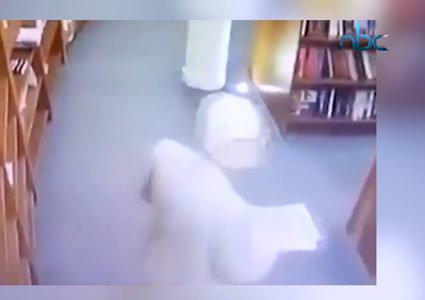 سرقة السفير المسكيكي لكتاب يثير جدلاً على مواقع التواصل الاجتماعي