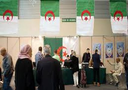 الجزائريون يدلون بأصواتهم لاختيار الرئيس الجديد