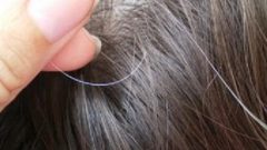 الإرهاق والتدخين عاملان يسببان الشيب المبكر للشعر