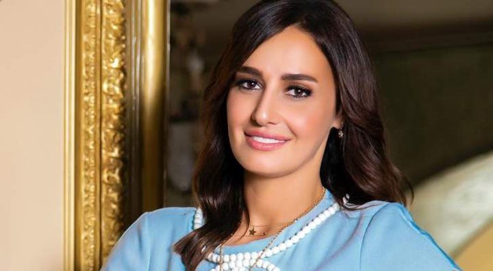 الفنانة حلا شيحة تنفي شائعة زواجها